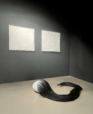 fokus sammlung 08. ABSTRAKT Material + Struktur, Ausstellungsansicht Museum Moderner Kunst Kärnten, Michael Kos, 2026, Foto: Christine Wetzlinger-Grundnig