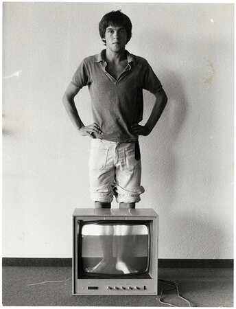 Ernst Caramelle, Video-Landschaft (Video-Fußbad), 1974, aus der Serie „Video-Landschaften“, Schwarz-weiß-Fotografie, Sammlung Generali Foundation – Dauerleihgabe am Museum der Moderne Salzburg, © Sammlung Generali, Foto: Margherita Spiluttini