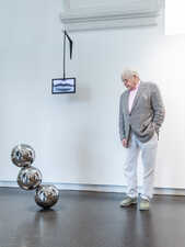 Foto: Eikon Schauraum, 2025. Bazon Brock im Dialog mit Werken von Hofstetter Kurt © Judith Stehlik