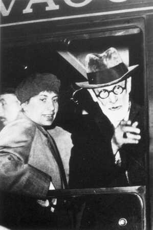 Anna und Sigmund Freud bei der Emigration. Paris, 1938