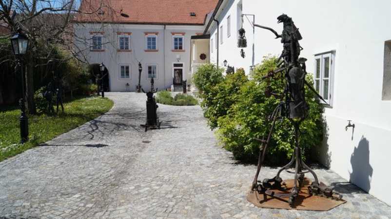 Innenhof mit Bronzen von Daniel Spoerri. Foto: Susanne Neumann