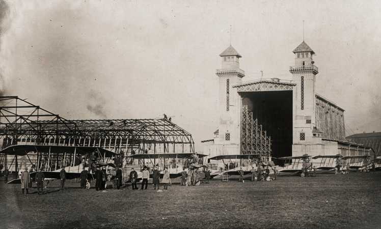 Flugzeugparade vor der Körtinghalle, Hangar im Bau 1915 © Archiv ILF