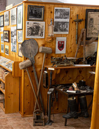 Alte Fotos und altes Handwerkzeug © Andreas Hermann, 2023