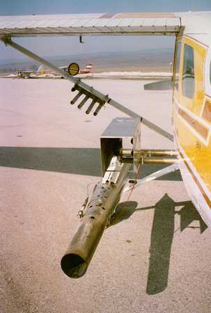 Flugzeug mit angebautem Generator zum Versprühen der Silberiodid-Acetonlösung an der Wolkenbasis